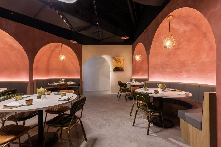 你可以挑選有著半包廂設計的座位又或是一般的座位。