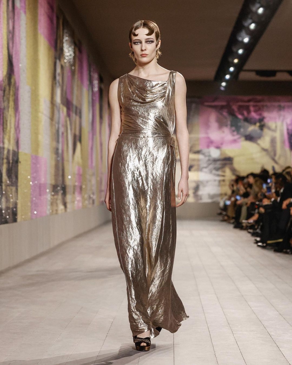 Dior 2023春夏高級訂製系列剪裁精準的連身洋裝。