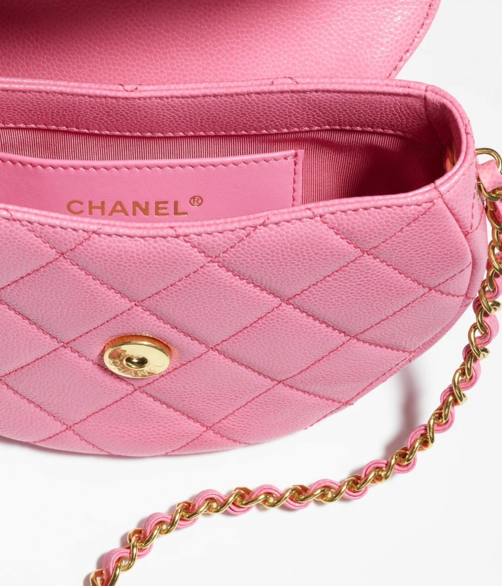 注入經典菱格紋絎縫。