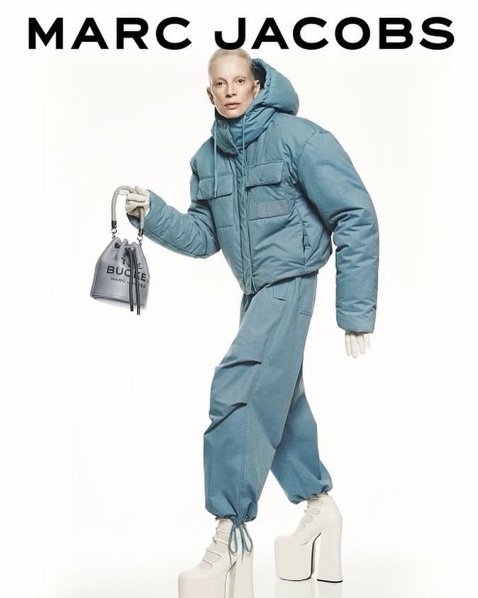 Kristen McMenamy出鏡Marc Jacobs 2022 Resort系列。