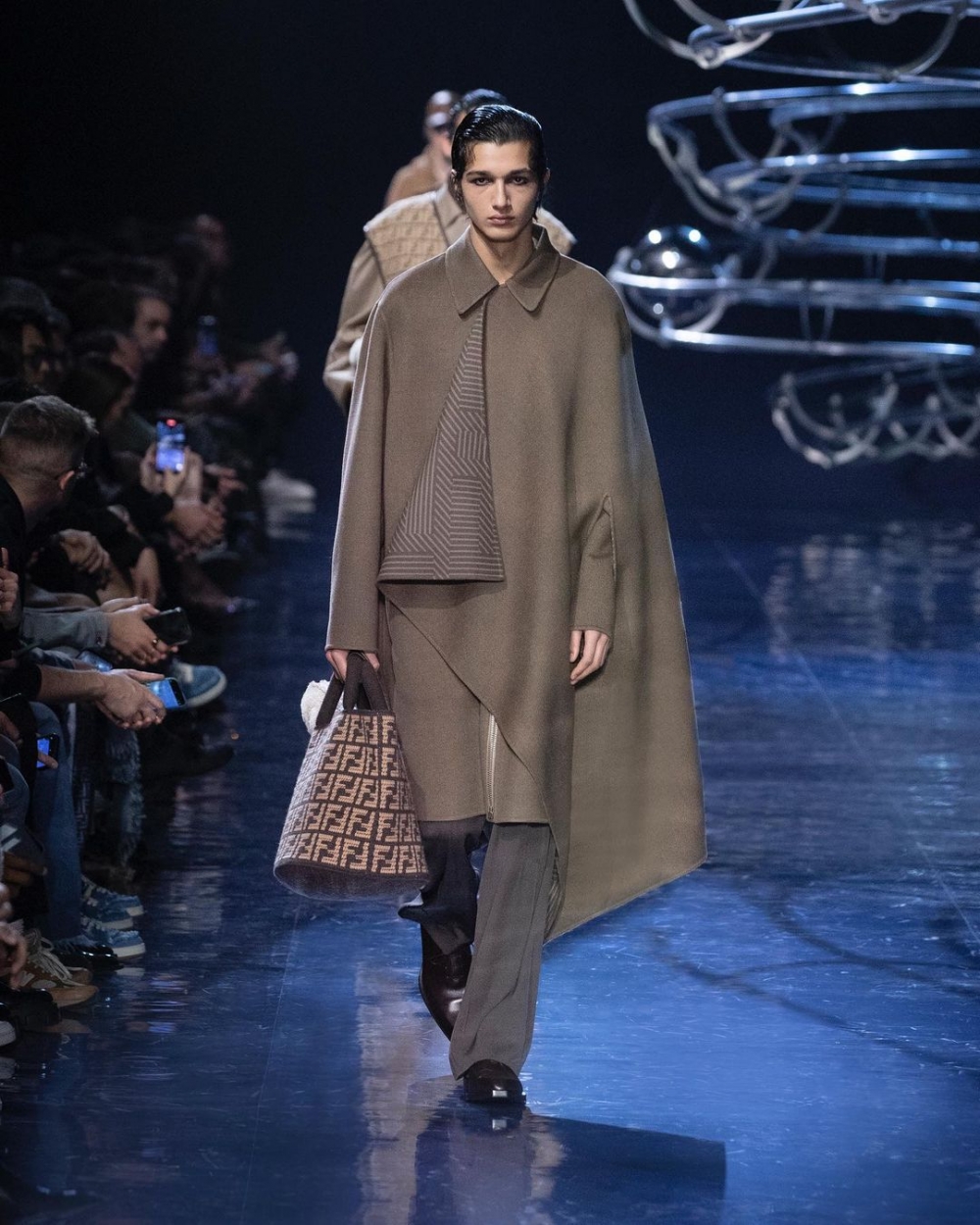 在這次秀場上出現的不對稱設計。