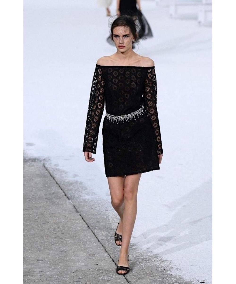 她為CHANEL走秀時的優雅模樣。