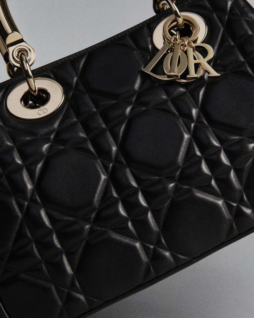 「Cannage籐格紋縫線」正是出自於秀場椅子上的元素