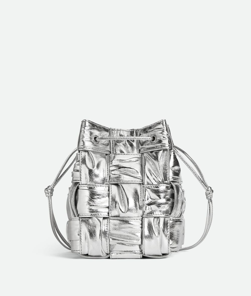銀色的Small Cassette Cross-Body Bucket。