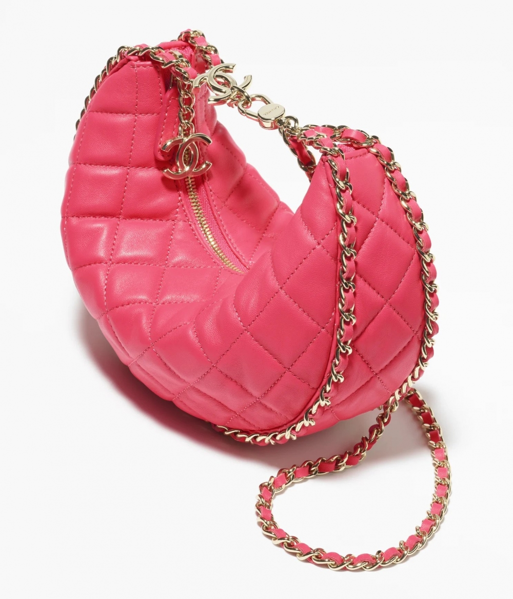 粉色金屬鏈條圍繞底部邊緣。