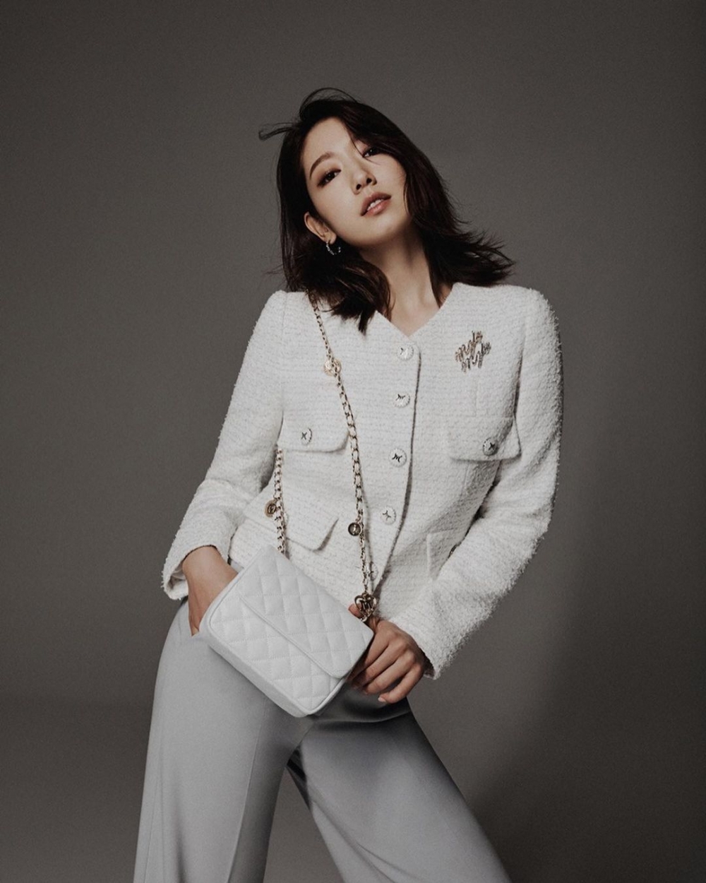 在穿搭中以配件點綴,讓穿搭看起來更加迷人。