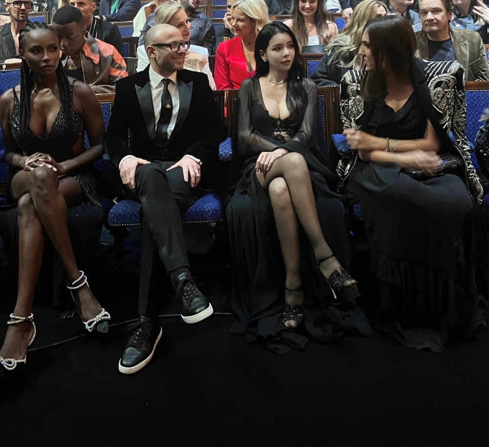 Tia 與眾多國際一線時尚偶像同坐在第一排欣賞時裝秀。