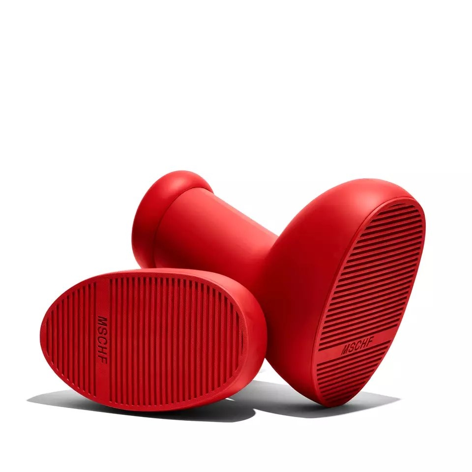 造型像是「阿童木靴」也成為討論的焦點。