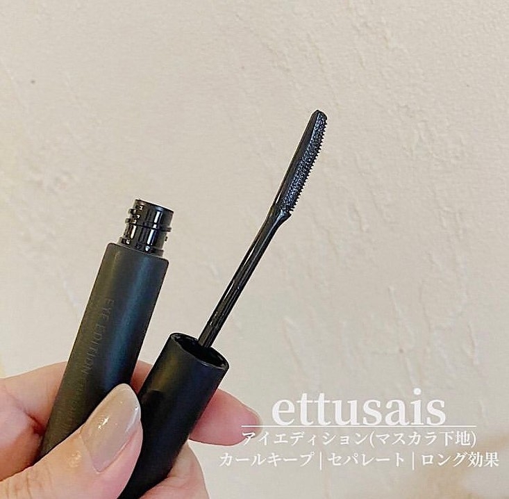 經典皇牌「魔束捲翹睫毛底膏」行內人共認的寶藏款妝品,輕易打造山茶花無重睫毛效果。