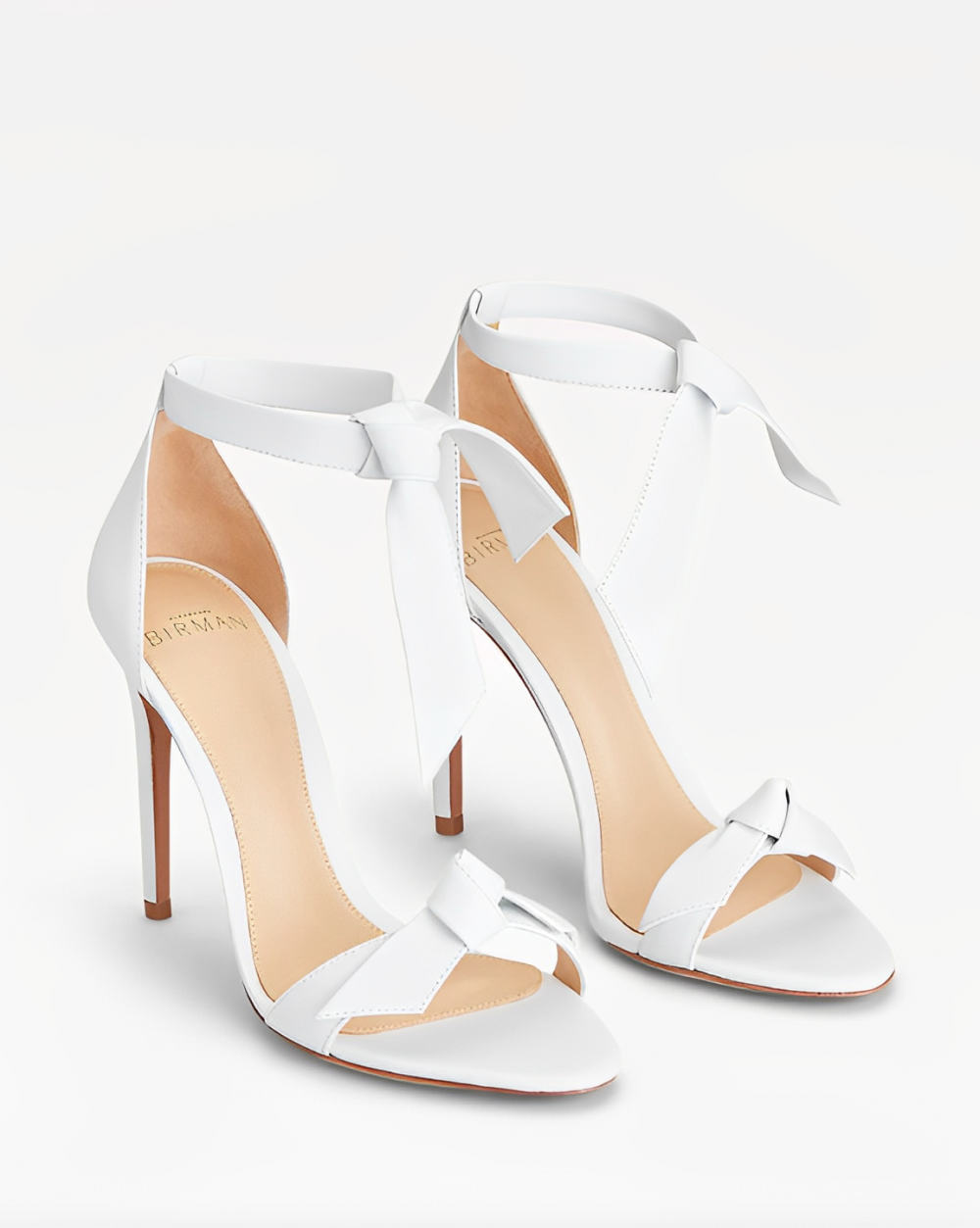 露趾的設計非常適合夏日的婚禮。