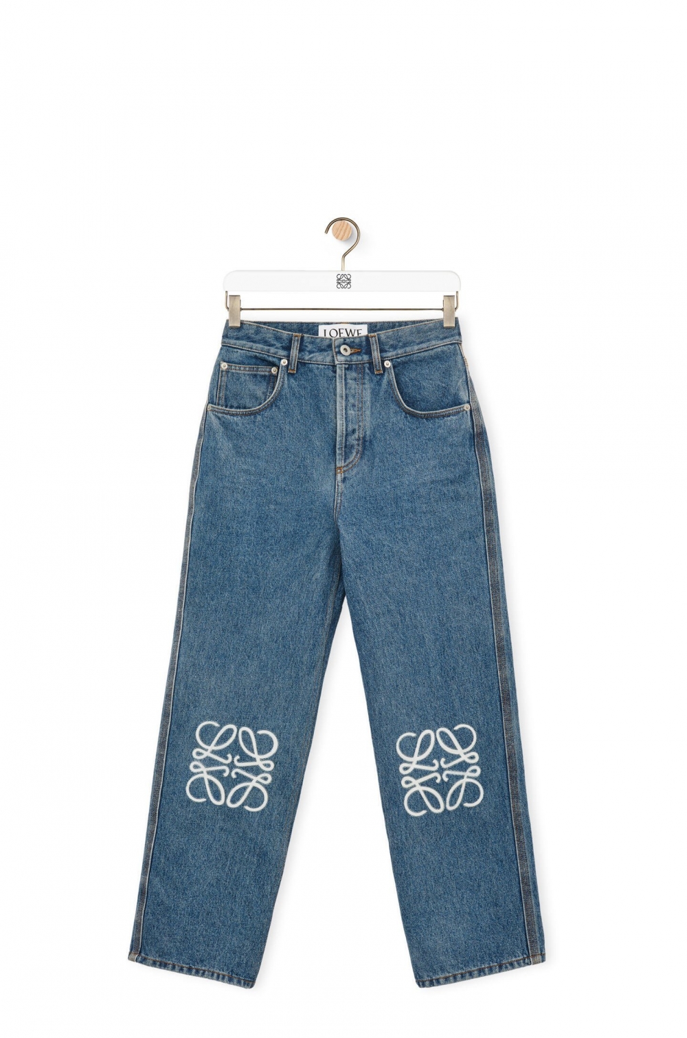 又是一款有著心動設計的LOEWE Anagram Cropped Jeans in Denim。