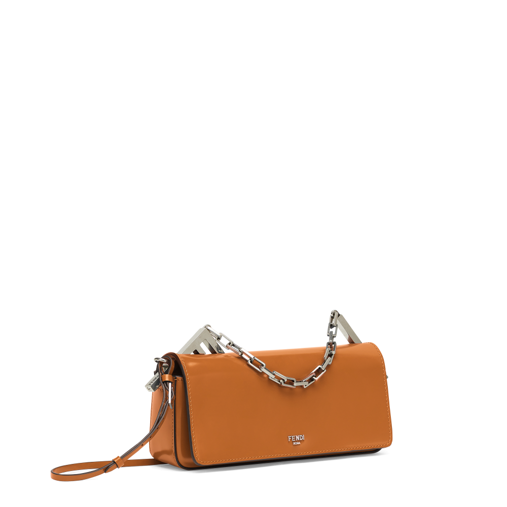 皮革的細膩質感完全將品牌工藝發揮到極致