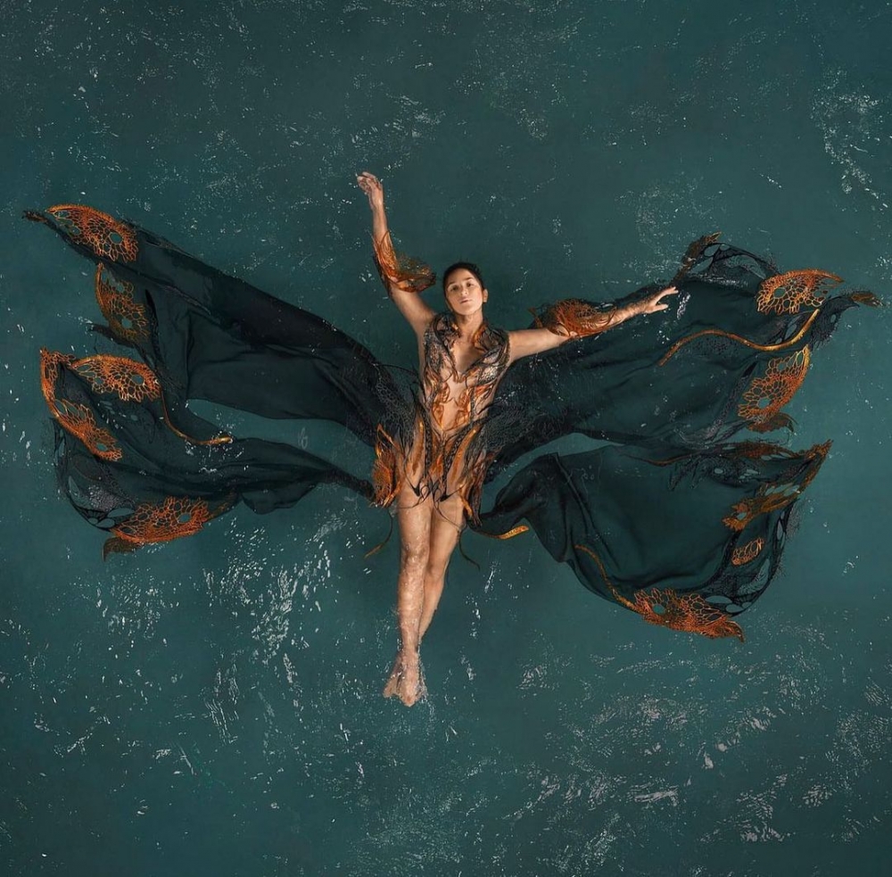 水流和舞動的肢體蕩漾