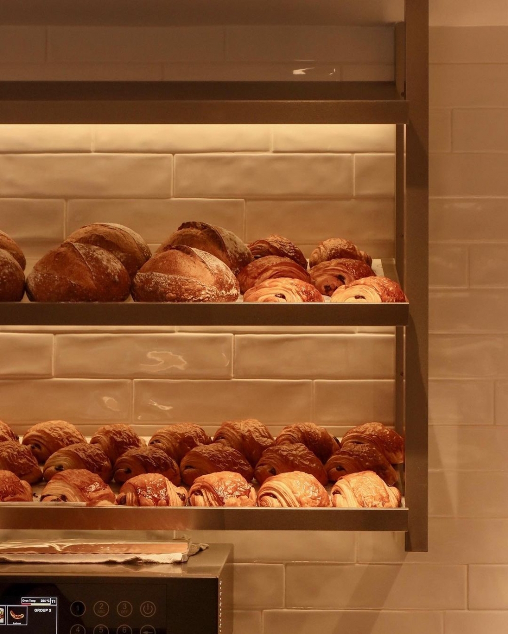 店內有著滿滿的麵包。