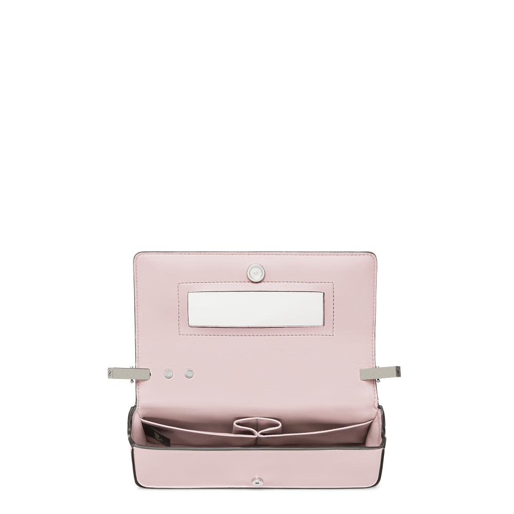 採用小牛皮製成