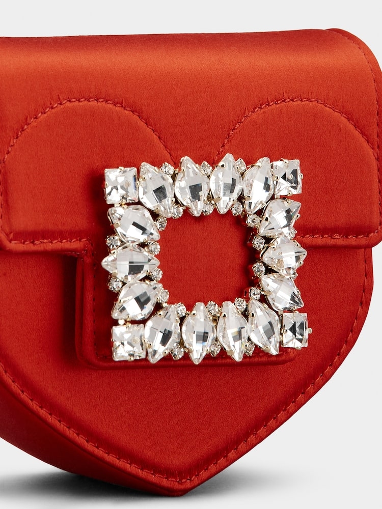 扣帶以水晶排列裝飾