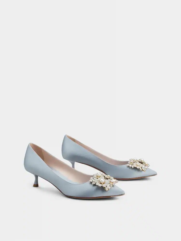 有著低跟設計的Roger Vivier RV Bouquet Strass Buckle Pearl Pumps in Satin。