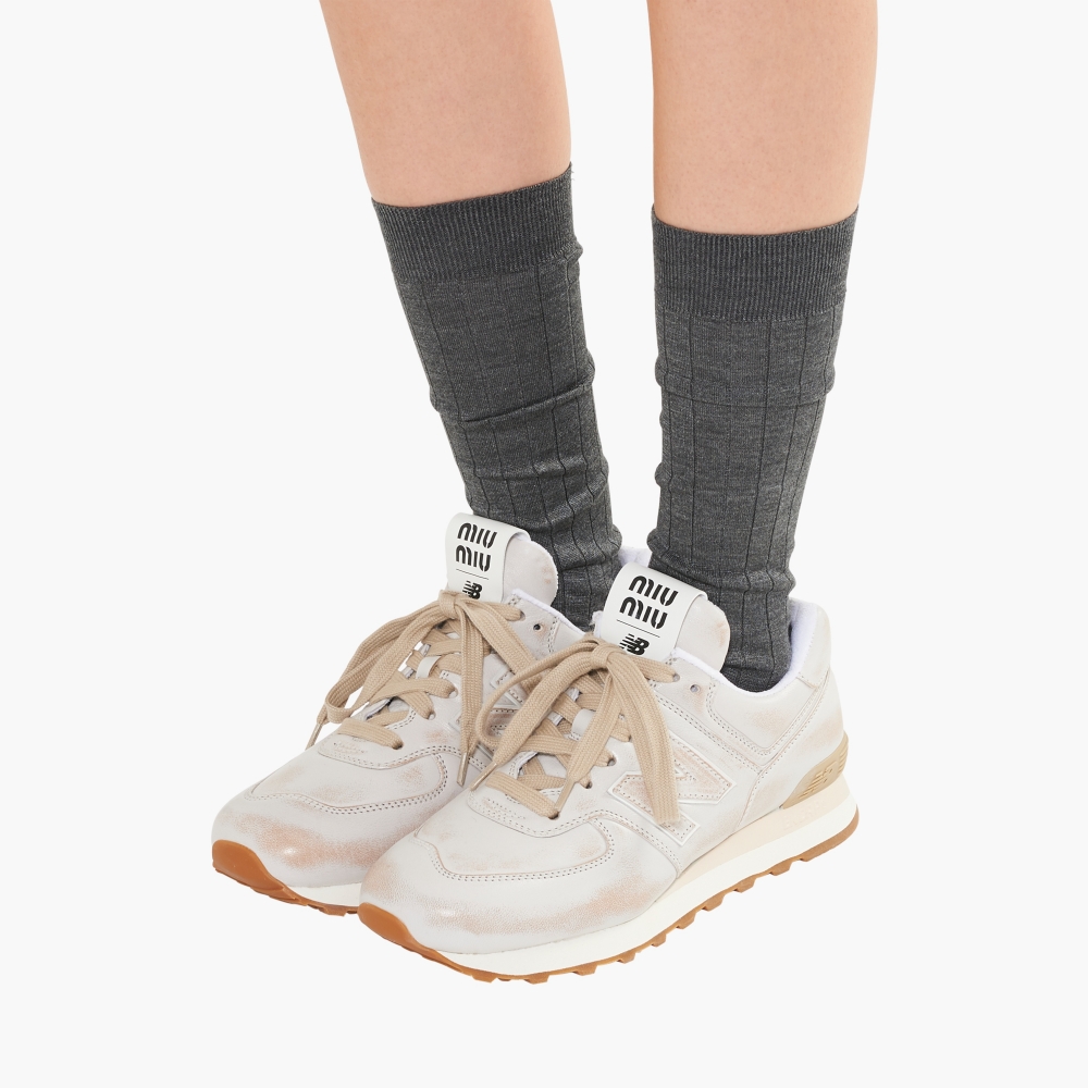 概括了Miu Miu和New Balance品牌所代表的時尚與功能