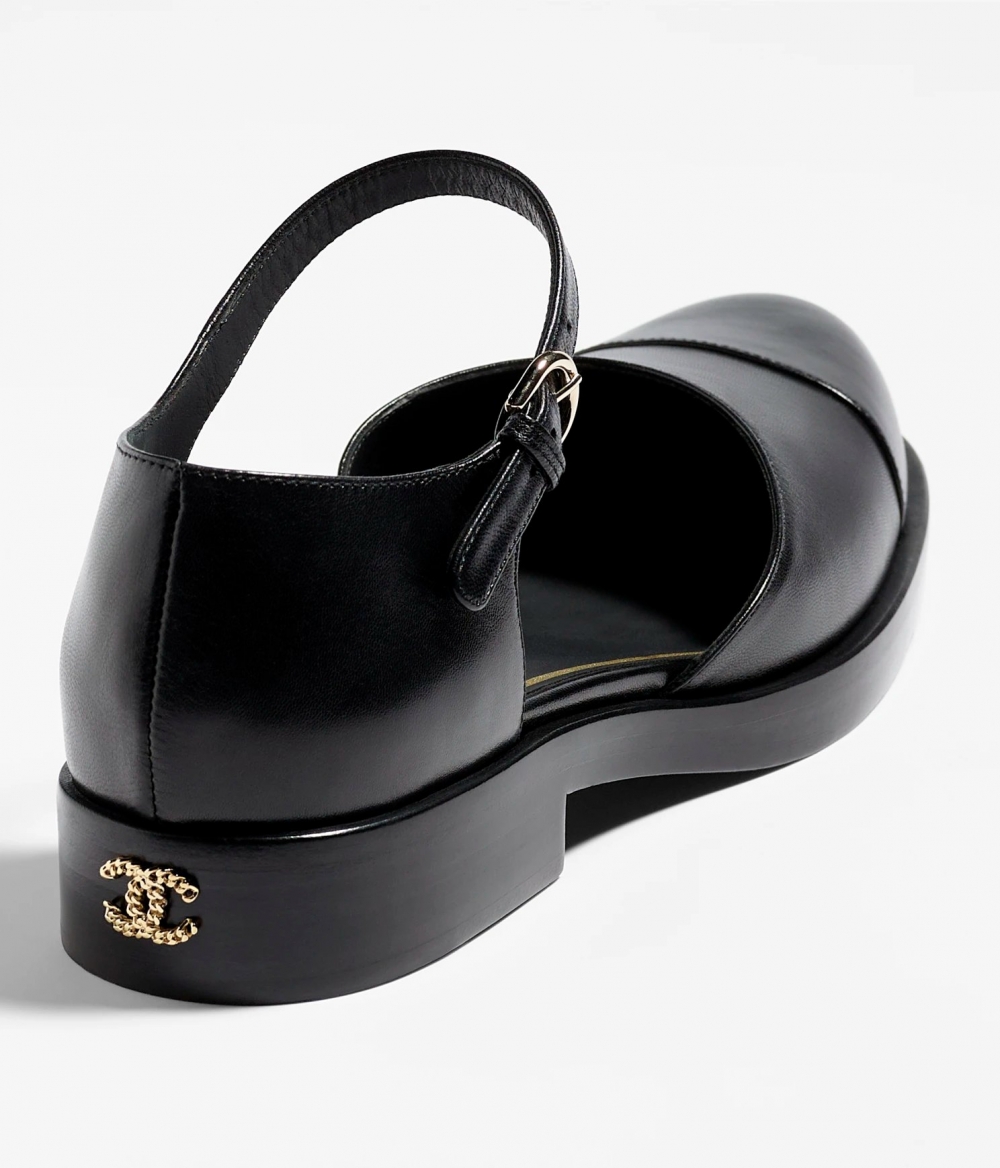 背後還有以CHANEL 雙C Logo點綴。