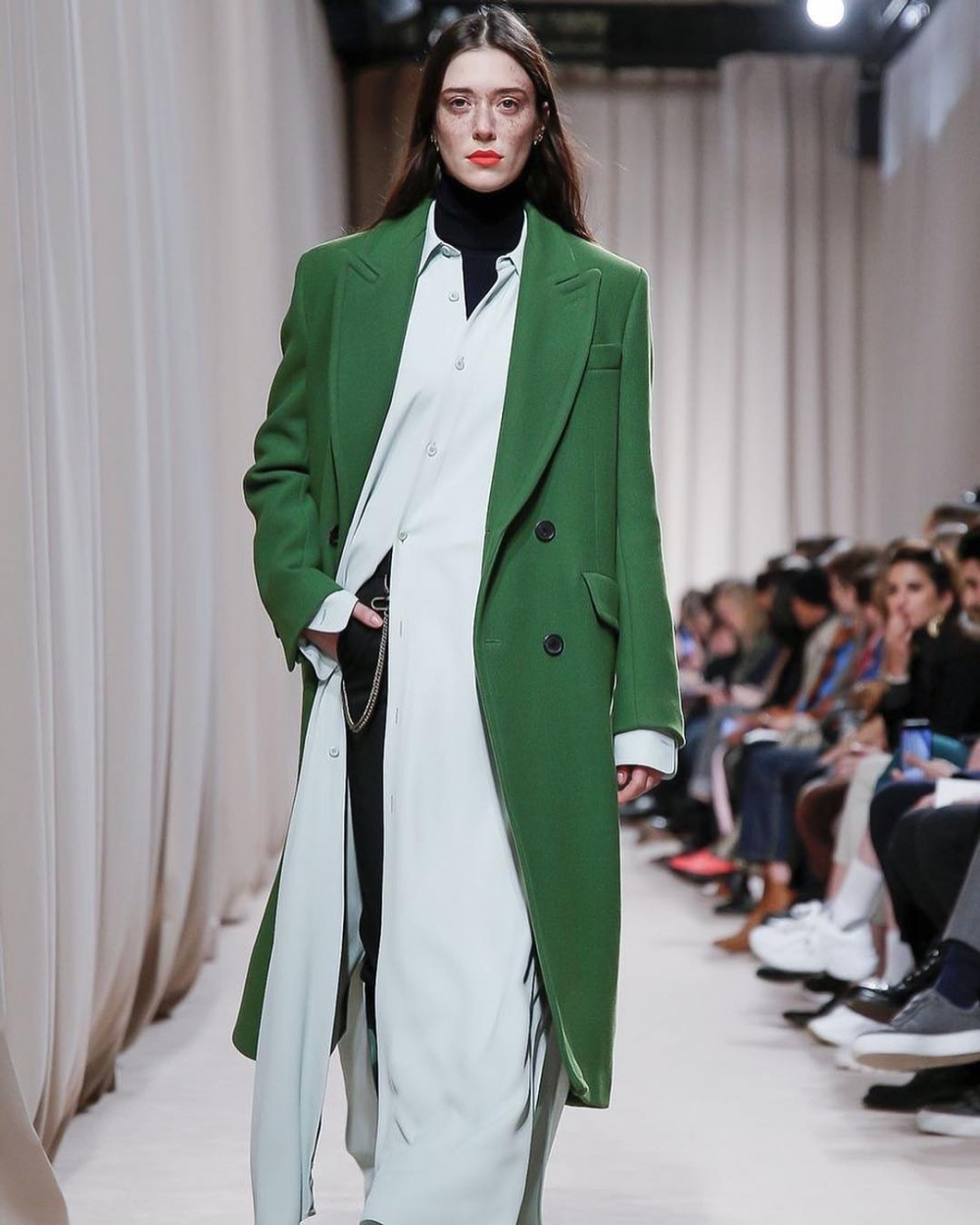 佈滿了雀斑的臉龐如同一幅畫作