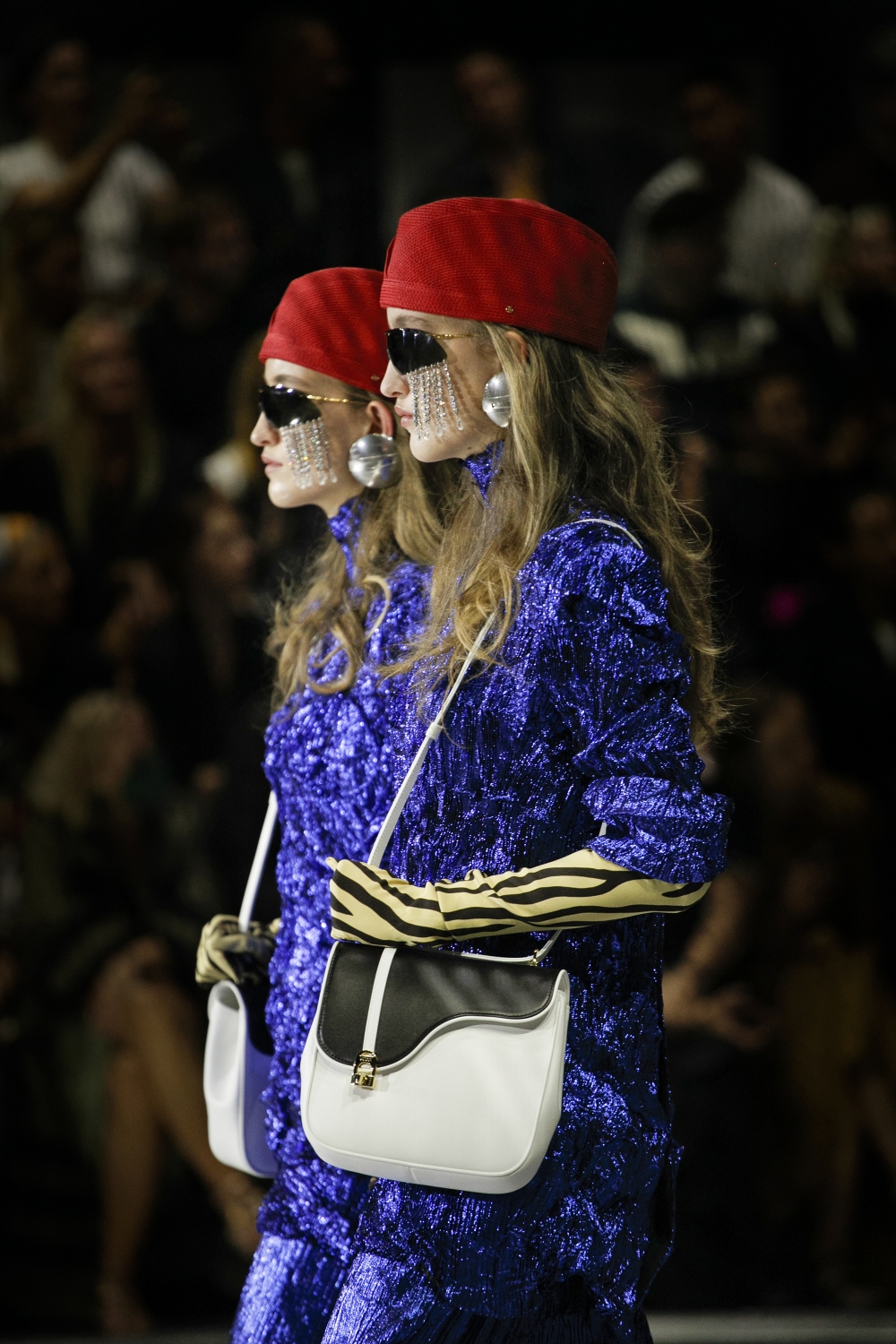 另一款馬鞍造型的手袋也十分搶眼。