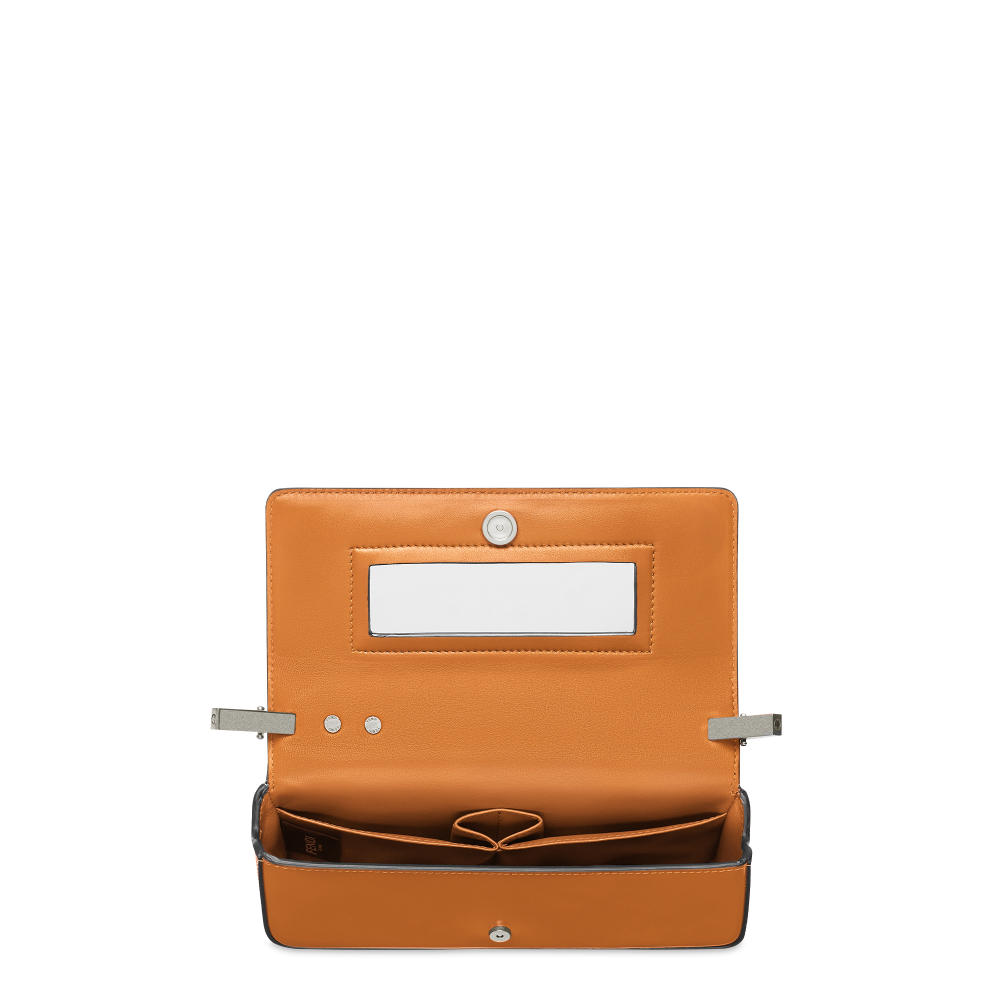 內襯以小羊皮鋪設