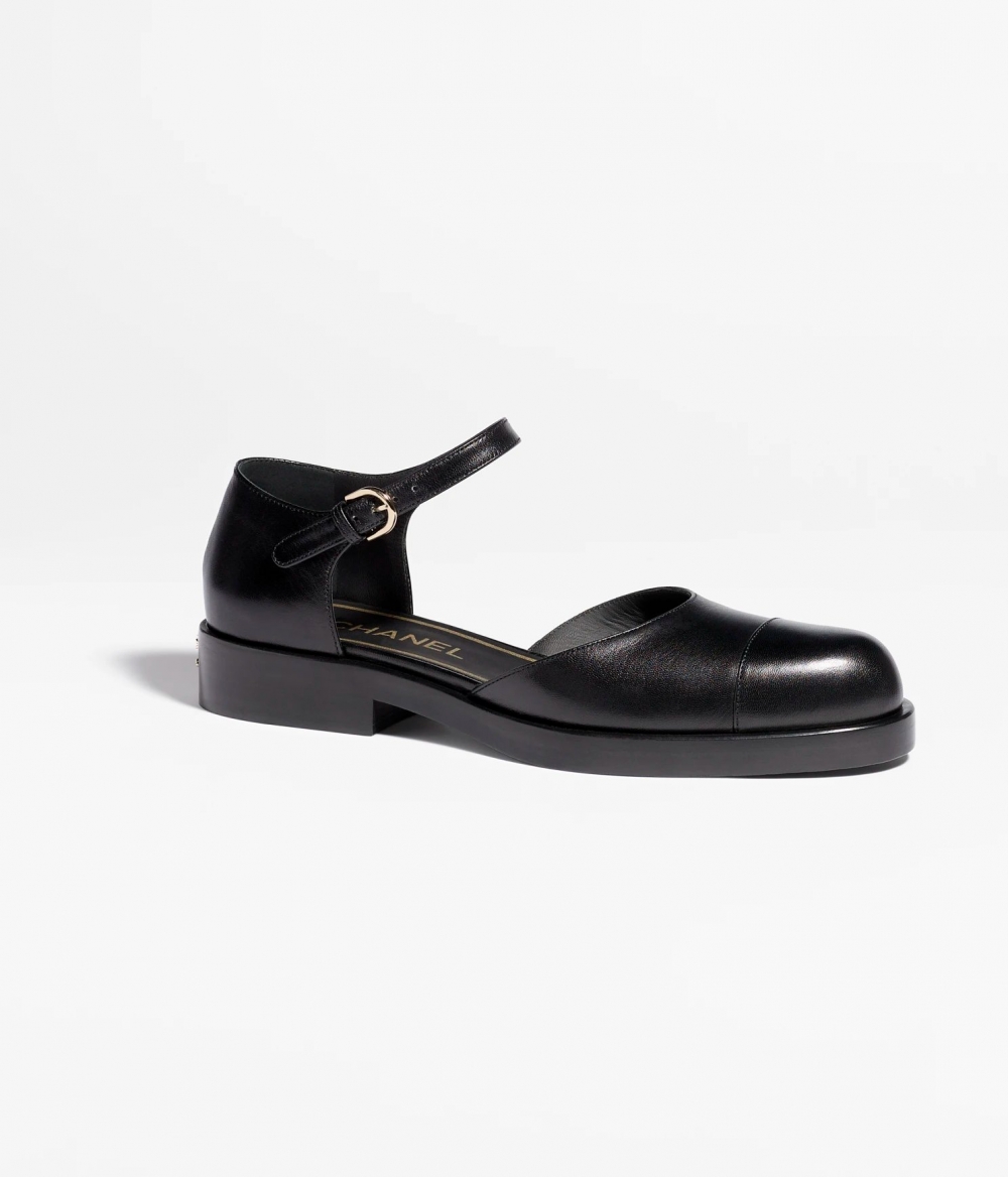 一雙百搭的Mary Janes,是你值得購入的單品。