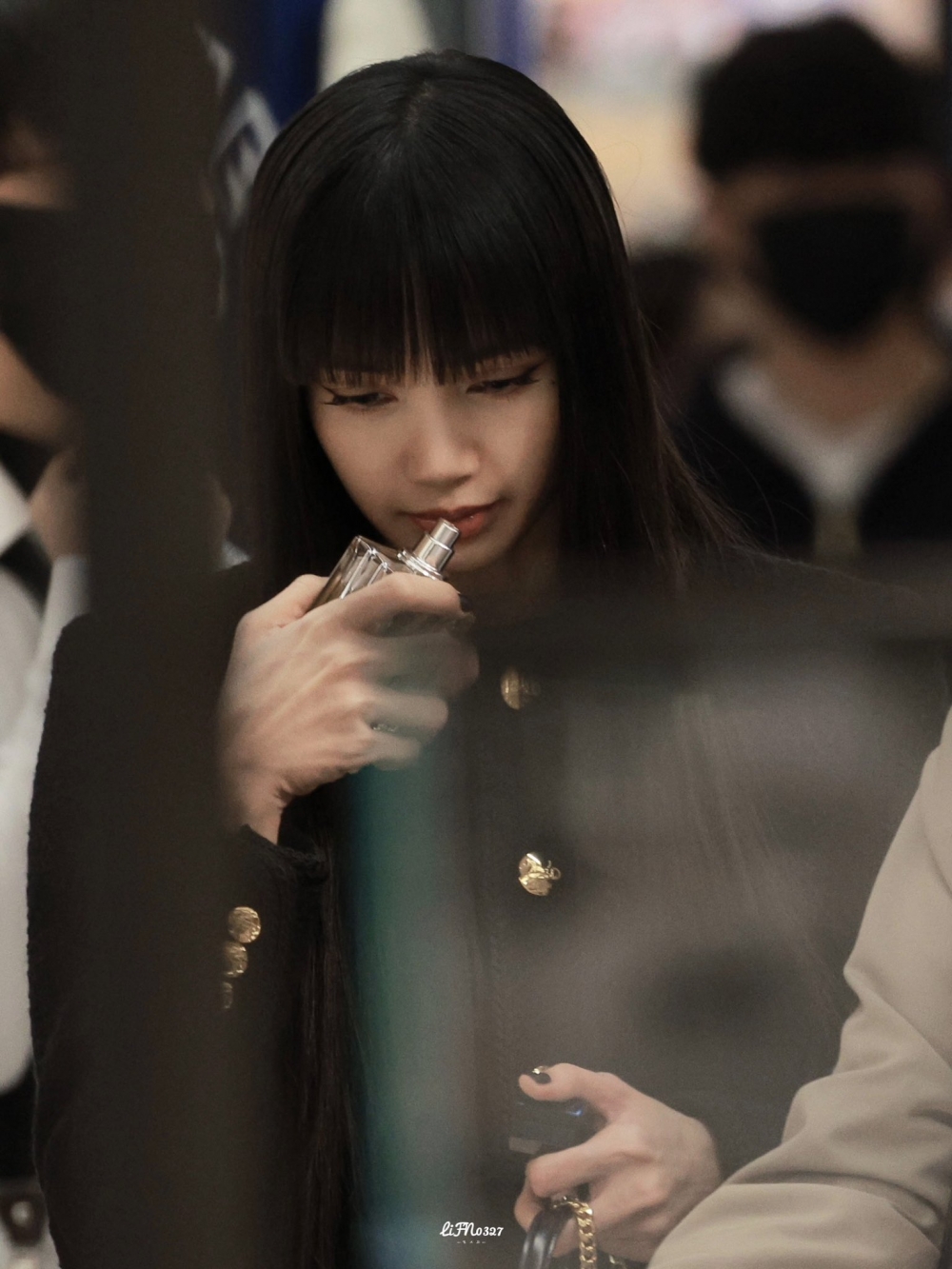 Lisa輕鬆自在的出席,捕捉到她試聞香水的畫面。