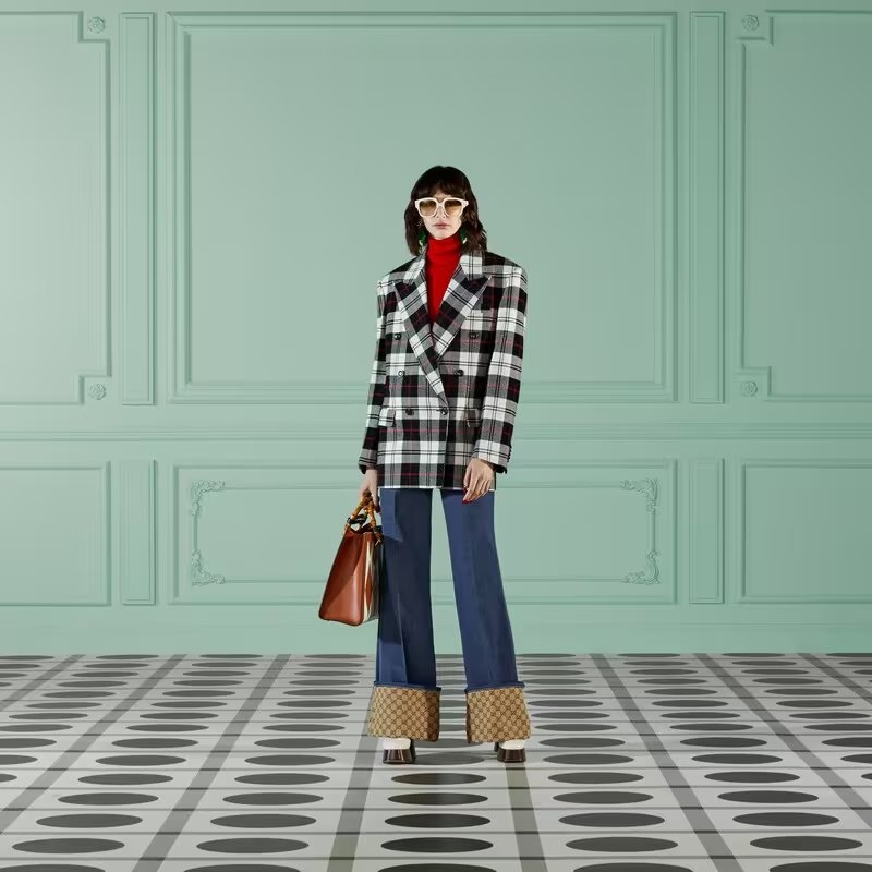 搭配在穿搭之中，增添層次感。