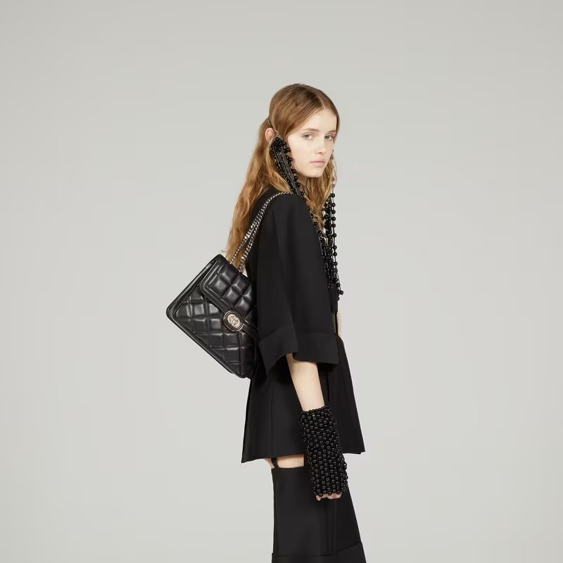 肩背起來也相當時髦。