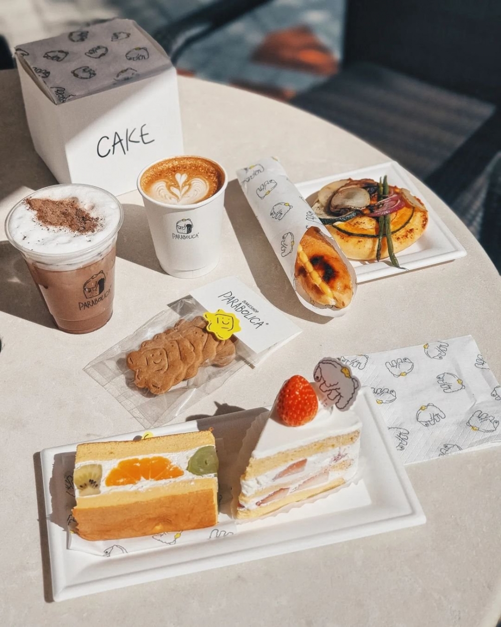 點上蛋糕、餅乾、咖啡等慢慢品嚐。