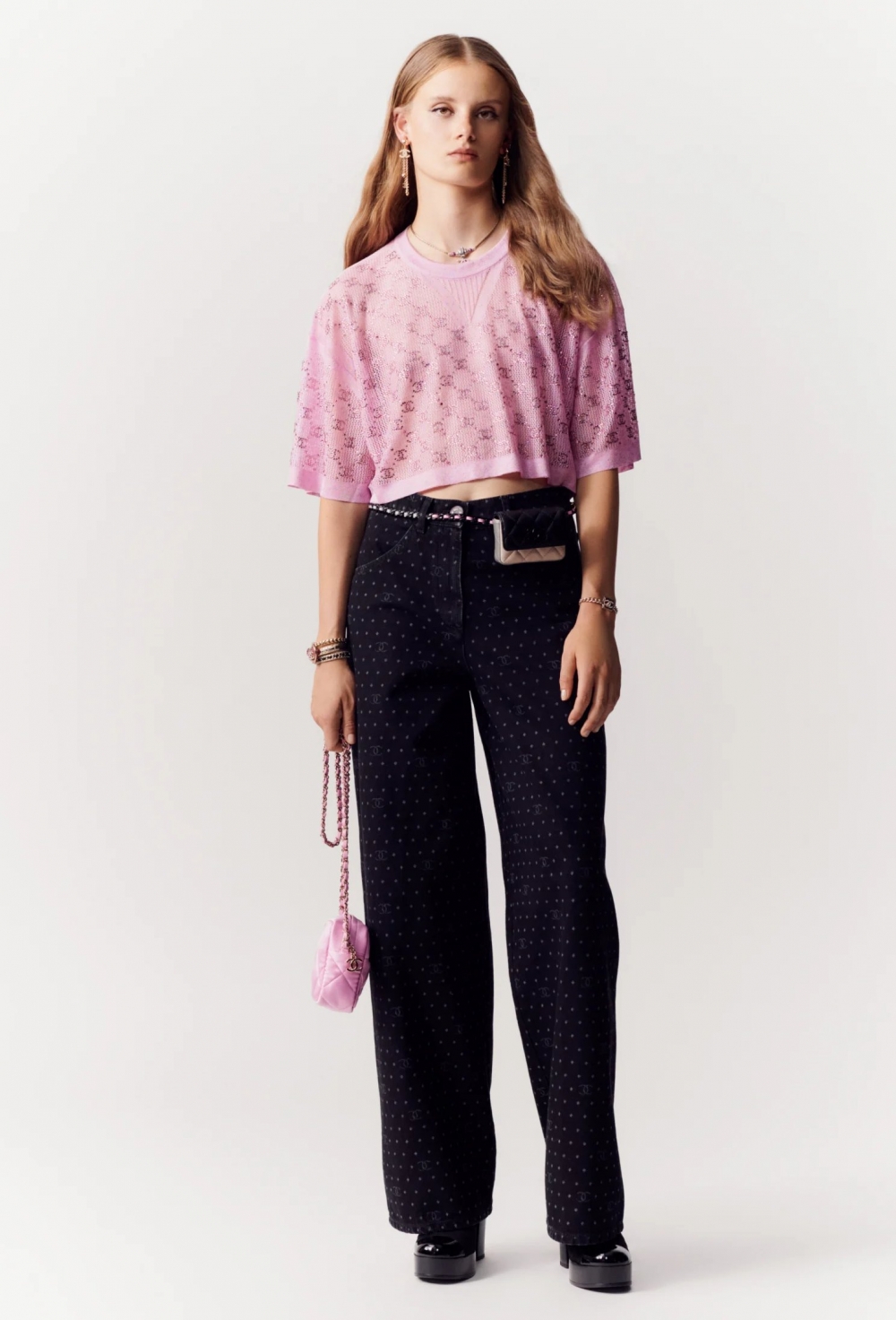 黑色的CHANEL Jeans。