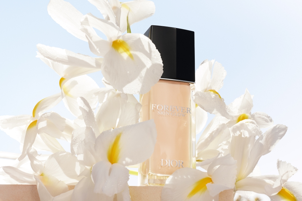 自帶珠光水潤感淺一度的粉底液，最適合臉凹的女生。