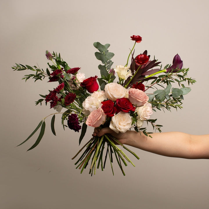 Lover's Isle Flower Bouquet。