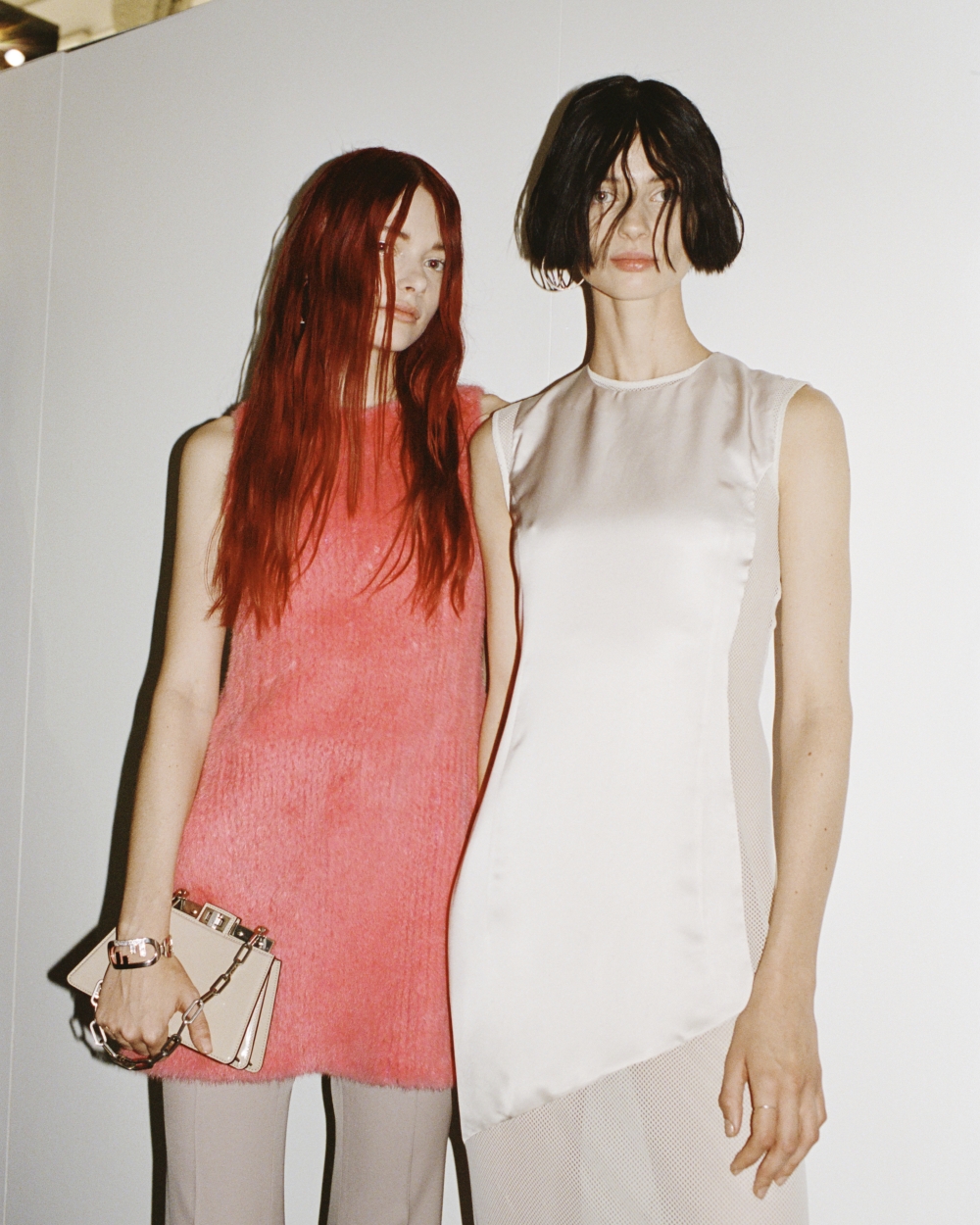 添加上銀色金屬橫桿及兩側經典牛角鎖