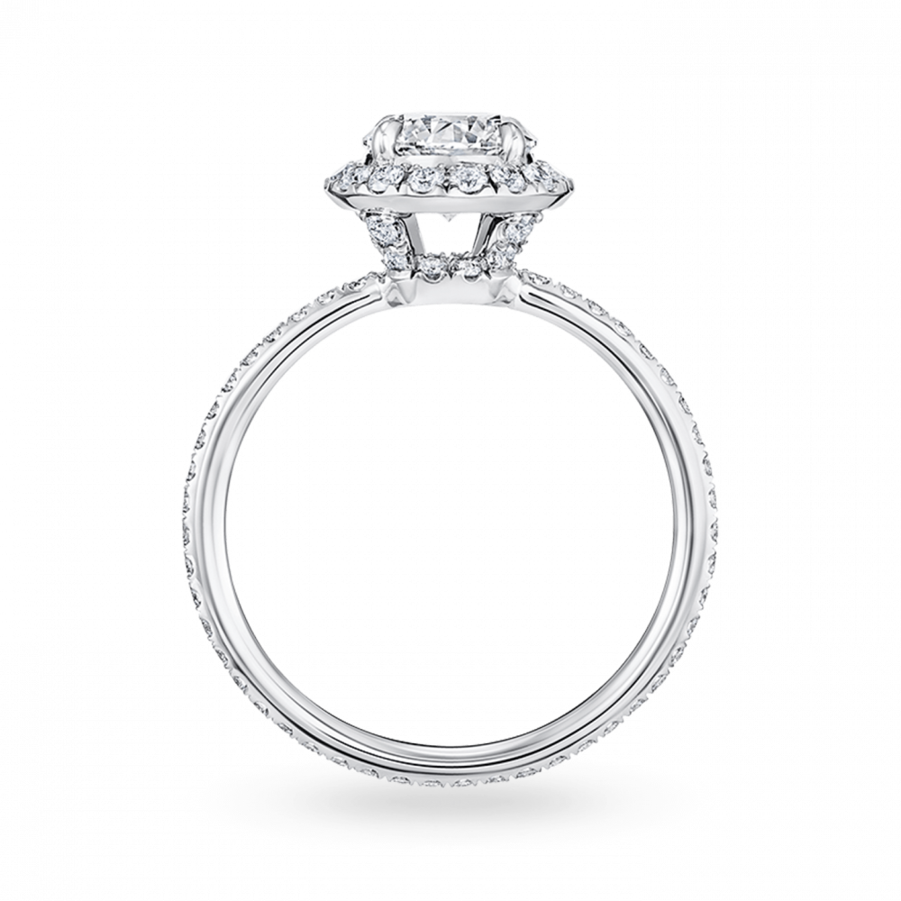 圓形明亮式切工中央主鑽以極細微密釘鑲嵌的鑽石環繞