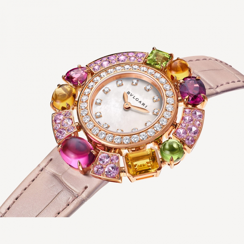 結合精湛的珠寶工藝鑲嵌