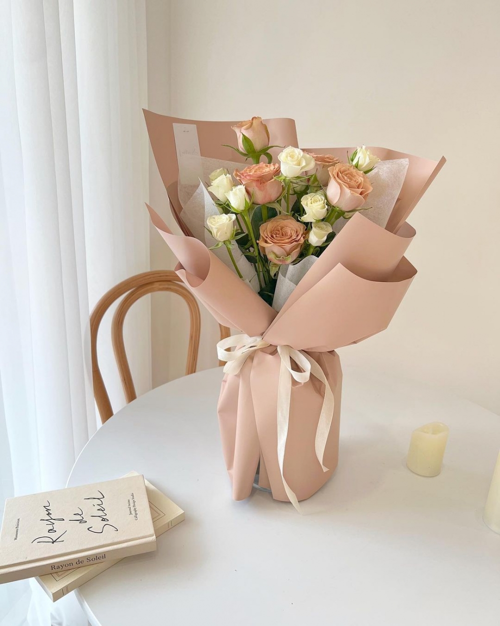 卡布與迷你白玫瑰花束。