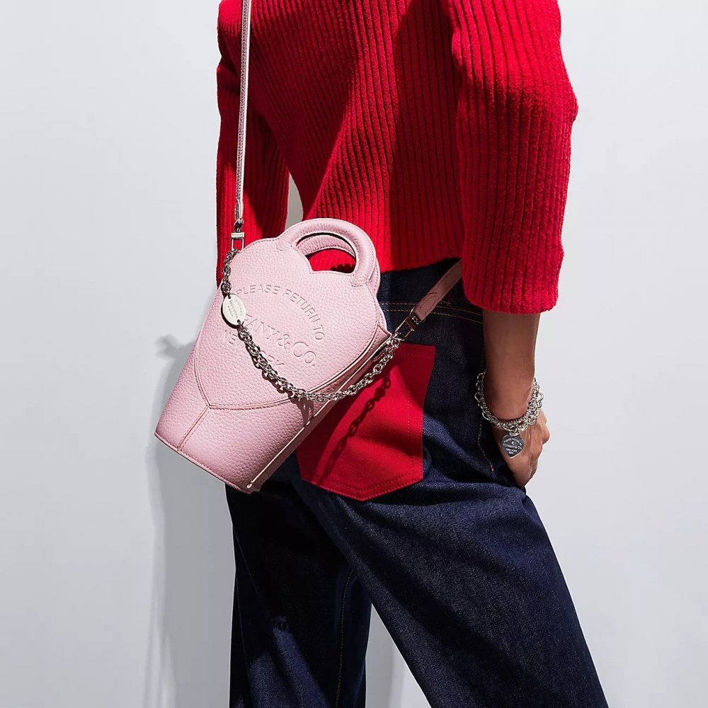 模特兒演繹Return to Tiffany® Mini Crossbody Bag。