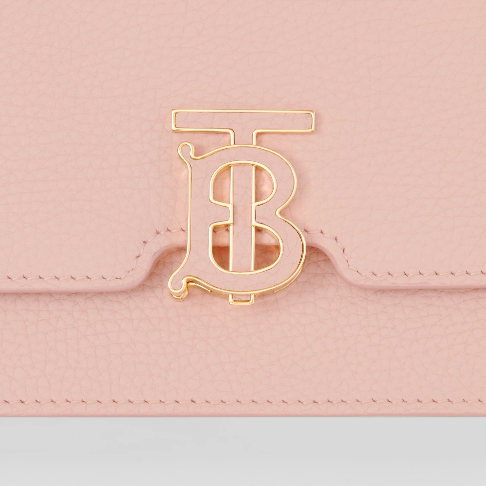 經典的TB金屬字母開扣設計。