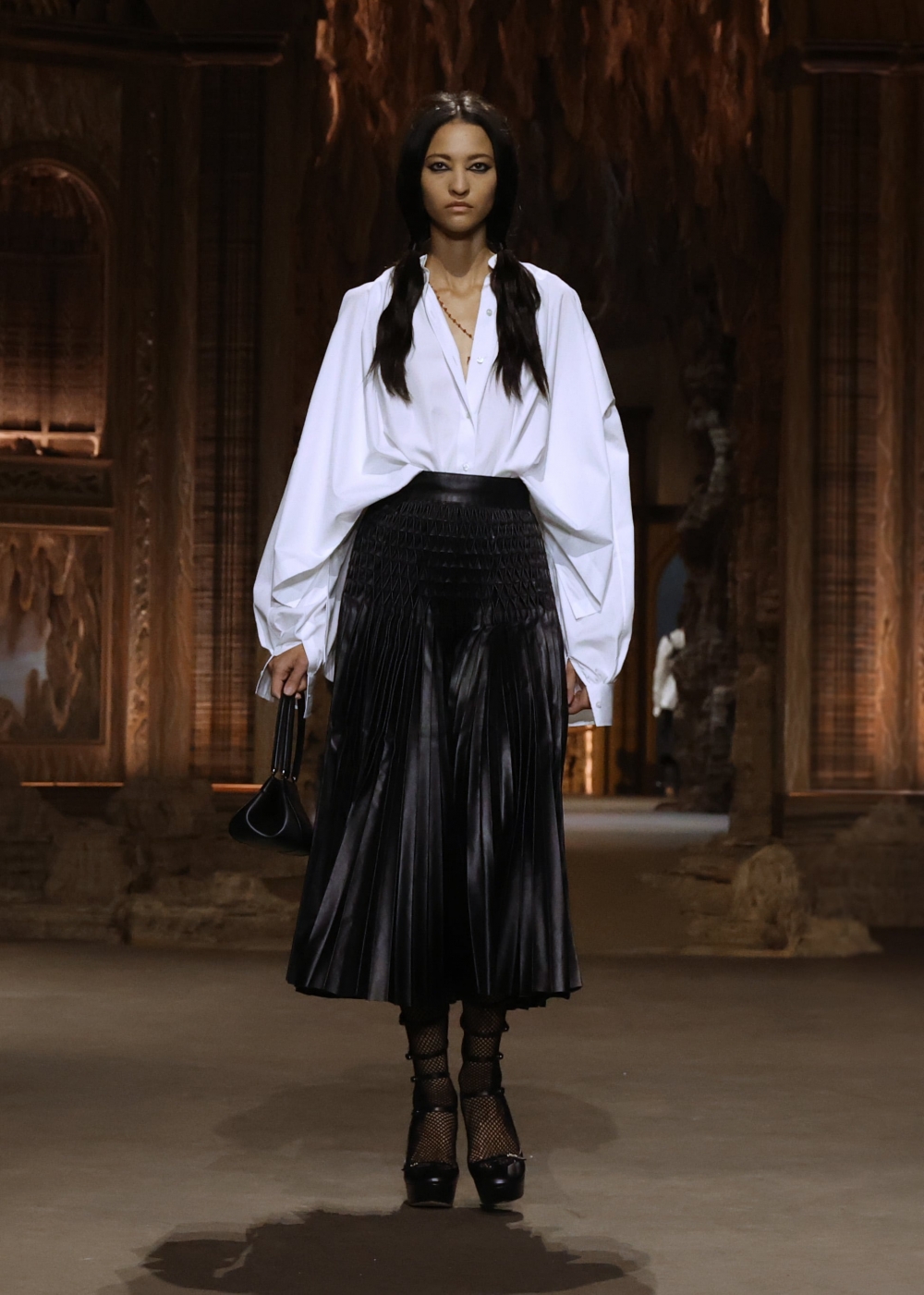 新手袋於Dior 2023年春夏伸展台上首次登場