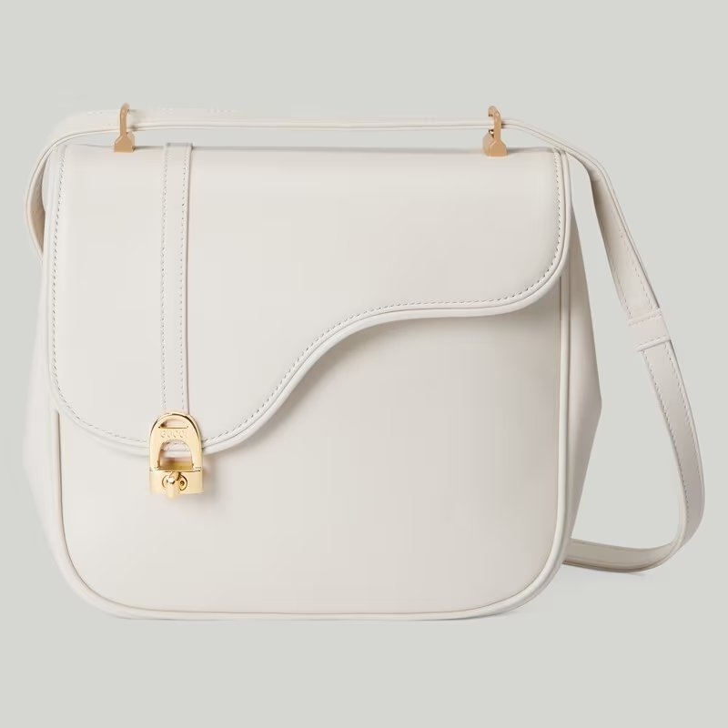 白色款式的Shoulder Bag with Saddle Detail。