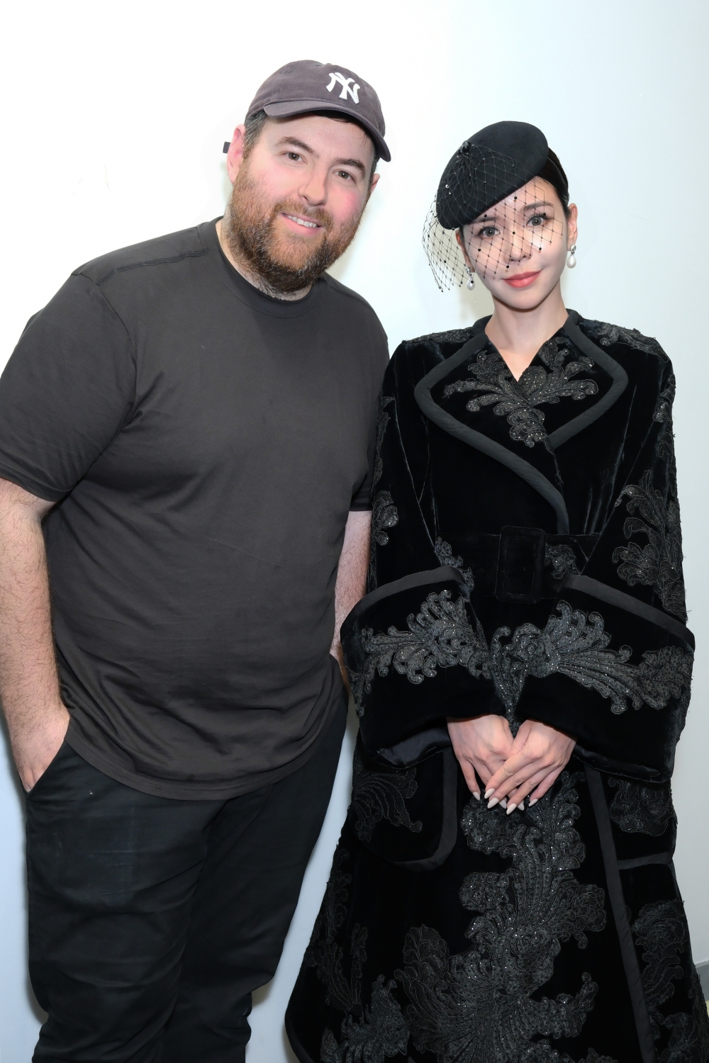 Tia 與時裝設計師理查奎因合照。