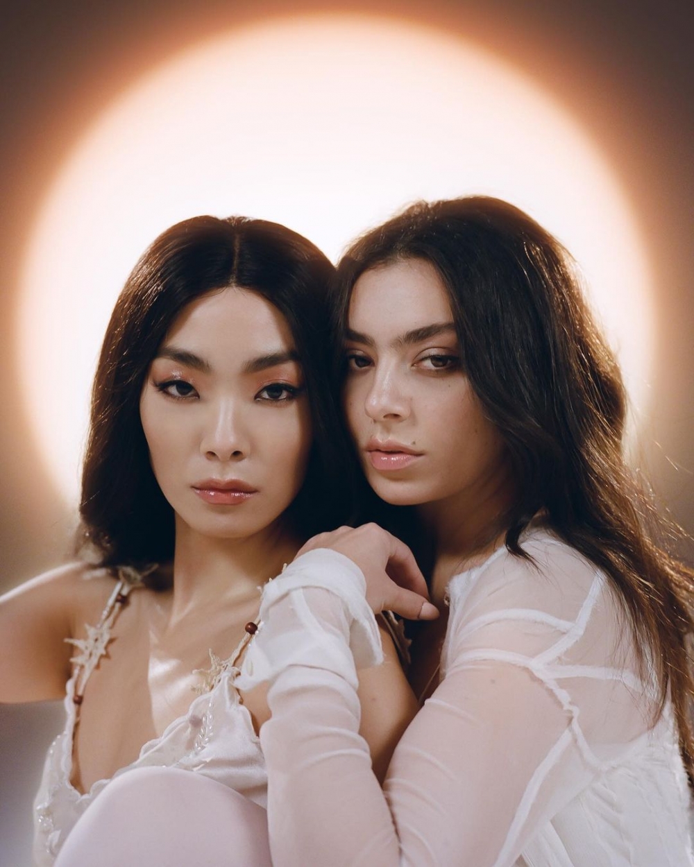 她與Charli XCX合作的歌曲《Beg For You》。