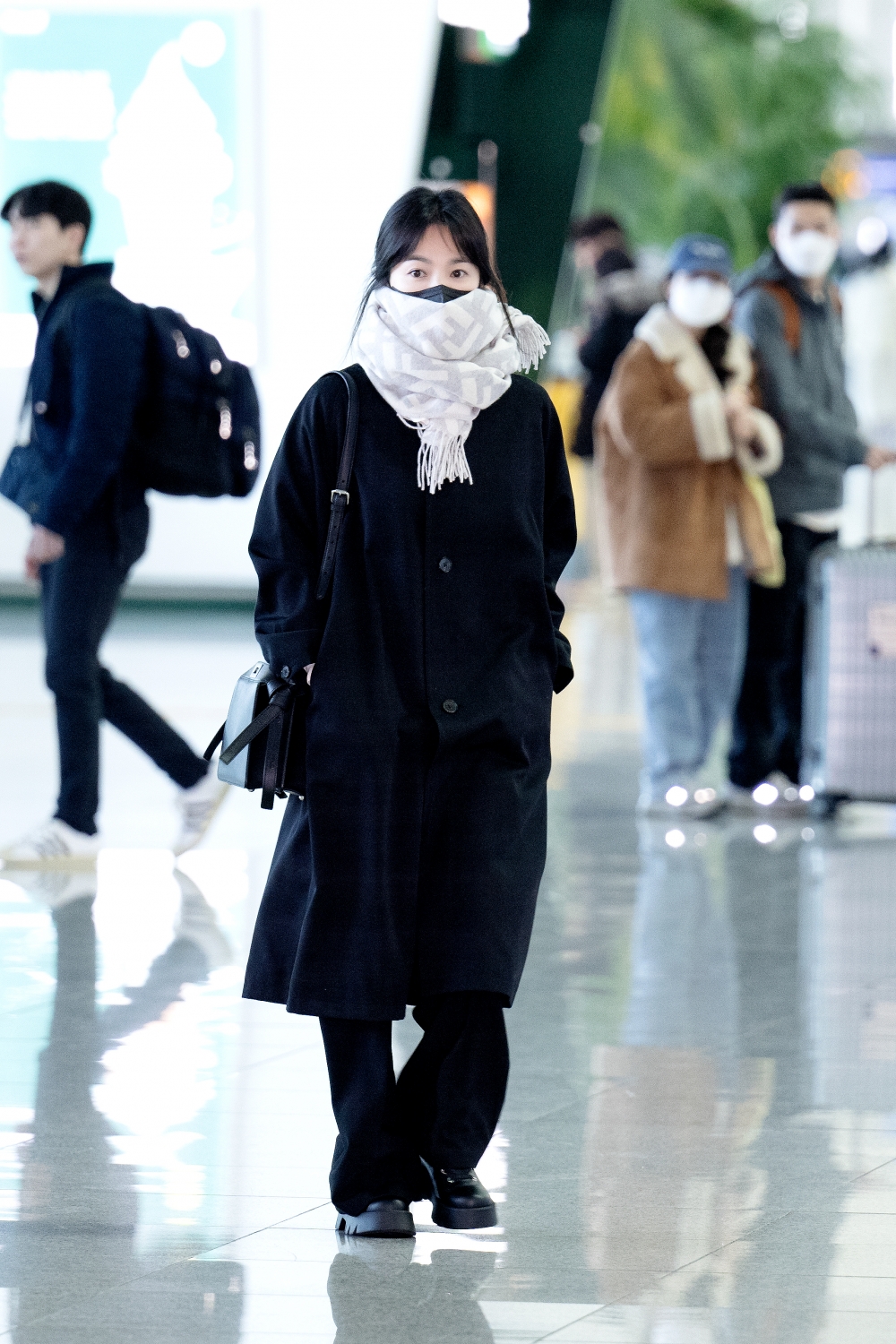 手上提著黑色最FENDI新款設計Peekaboo ISeeU Small