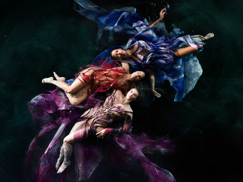 呼應Iris van Herpen對女權訴求、自由的象徵