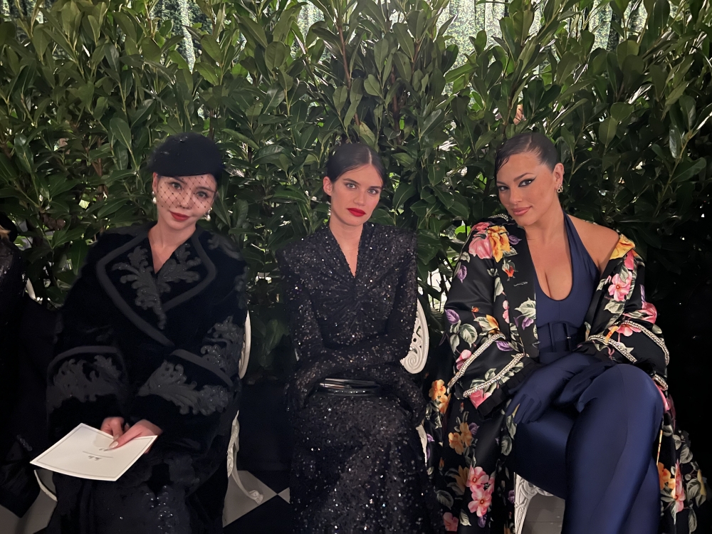 Tia 與一眾時尚名人合照。