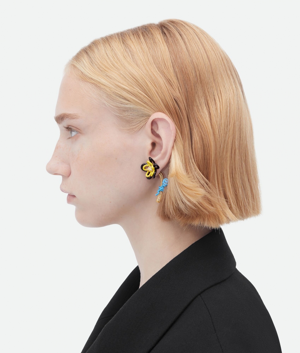 帶來多款簡約中又不失趣味的首飾設計。