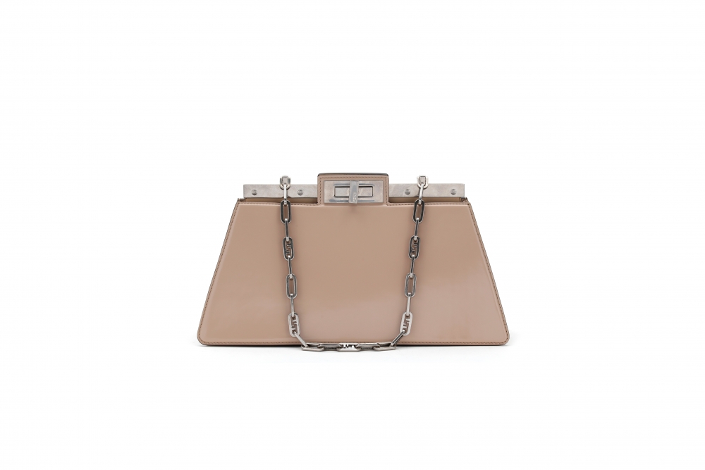 搭配綴有O’Lock細節的鏈帶,可手提亦可肩背