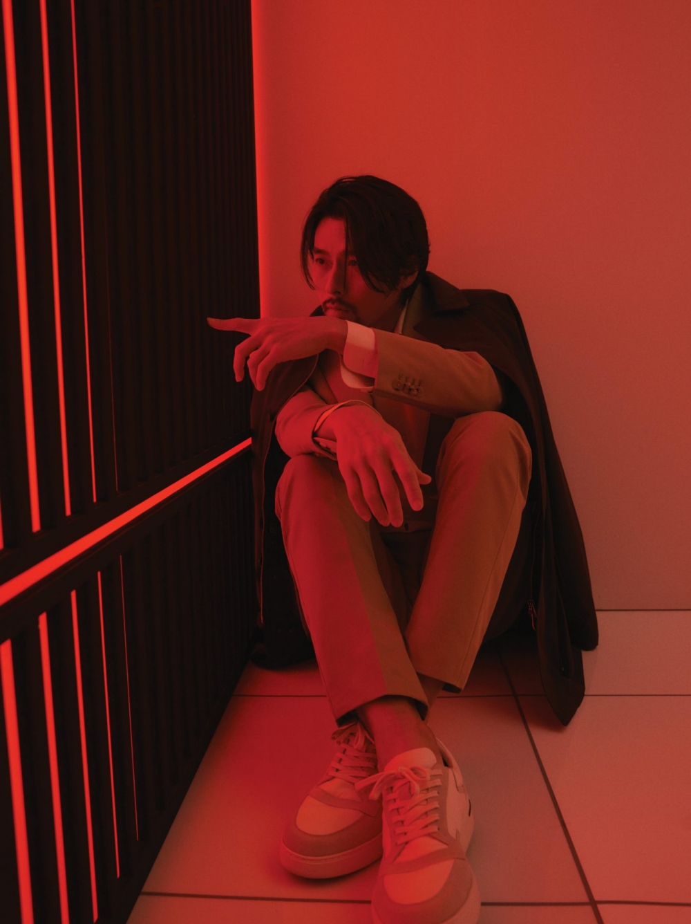 一下換成了有著紅色燈光的場景。